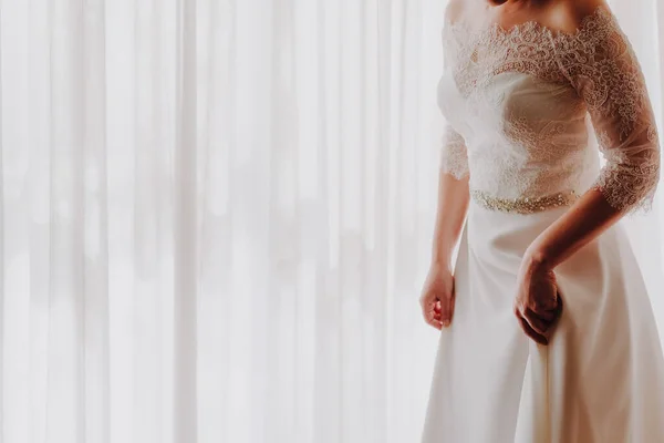 Een Onherkenbare Bruid Haar Trouwjurk Met Witte Kopieerruimte Toegevoegde Film — Stockfoto