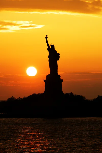 Staty av liberty siluett i solnedgången — Stockfoto