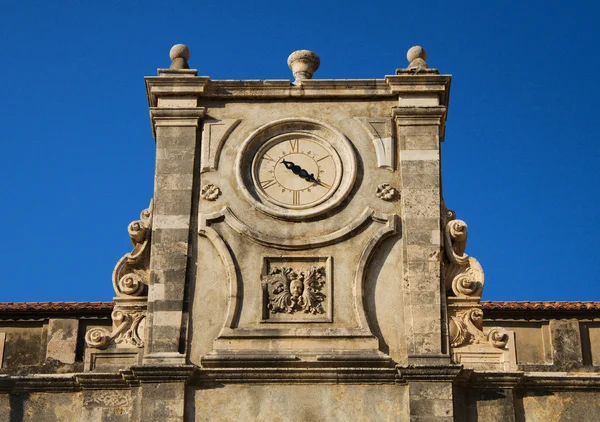 Часы древнего храма, Дубровник — стоковое фото