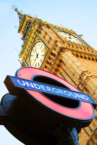 Big Ben com sinal do metrô de Londres — Fotografia de Stock