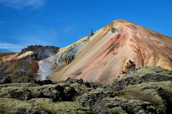 色の虹山、アイスランドのレイキャヴィーク — ストック写真