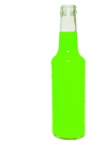 Скляна пляшка зеленої соди ізольована на білому — стокове фото