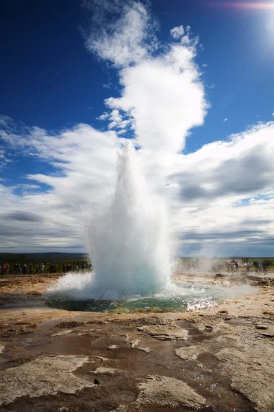 Strokkur geysir uitbarsting, IJsland Rechtenvrije Stockfoto's