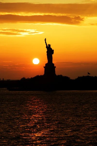 Statue der Freiheit Silhouette bei Sonnenuntergang Stockbild