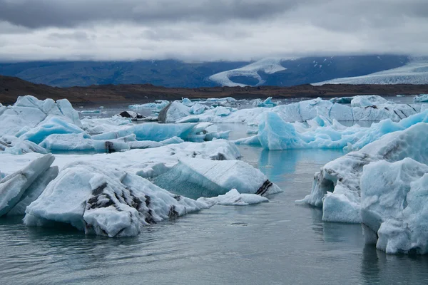 Icebergs na lagoa do glaciar Jokulsarlon, Islândia — Fotografia de Stock
