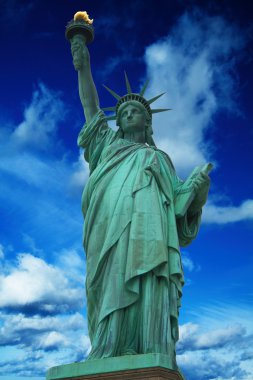 parlak mavi bulutlu gökyüzü, new york ile Özgürlük heykeli