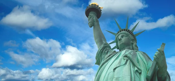 Staty av liberty panorama med ljusa blå mulen himmel, new york — Stockfoto