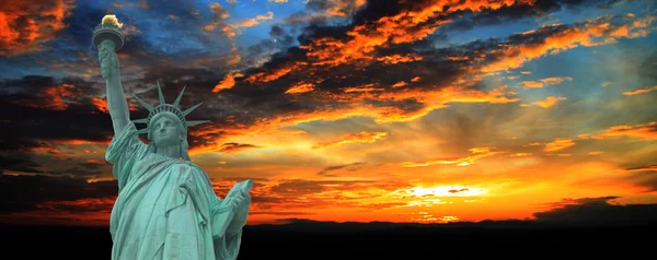 Άγαλμα της ελευθερίας στο ηλιοβασίλεμα Πανόραμα, Νέα Υόρκη — Φωτογραφία Αρχείου