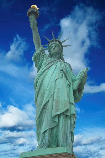 Vrijheidsbeeld met helder blauwe bewolkte hemel, new york — Stockfoto