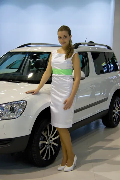 Uluslararası autosalon, 11 inci baskı ekranda skoda yeti ile hostes brno — Stok fotoğraf