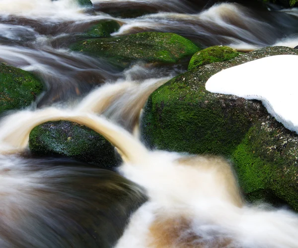 Cachoeira com rochas e neve na floresta — Fotografia de Stock