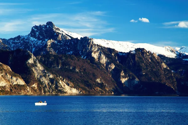 Пейзаж високої гори з човном на озері — стокове фото