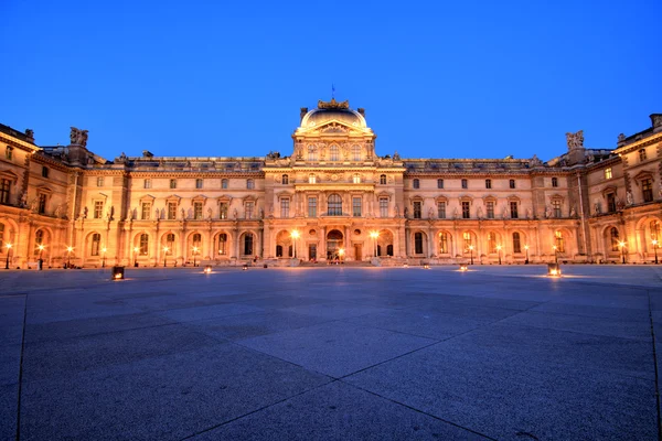 Muzeum Louvre v noci, Paříž — Stock fotografie