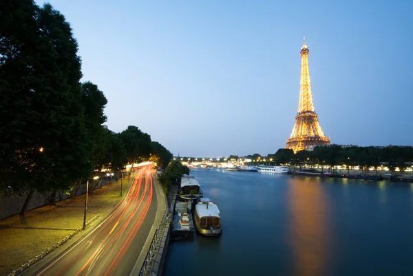 Eiffeltoren met snelweg en rivier — Stockfoto