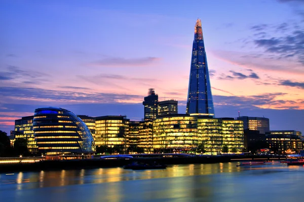 Londons Stadtbild mit neuem Rathaus und Scherbe — Stockfoto