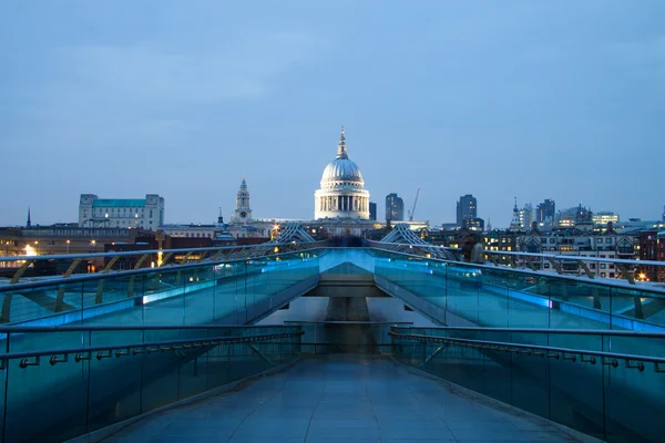 St 从千年桥，伦敦圣保罗大教堂视图 — 图库照片