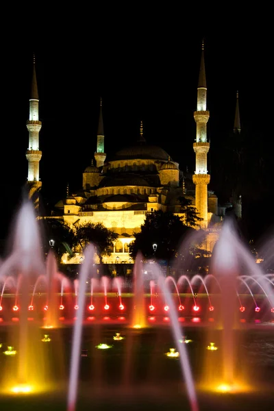 Mezquita azul con fuente por la noche, Estambul — Foto de Stock