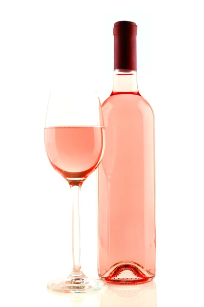 Botella y copa de vino rosa aislado —  Fotos de Stock