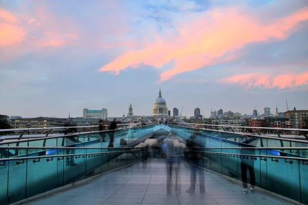 St pauls katedral görünümü gün batımında, Londra millennium Köprüsü — Stok fotoğraf