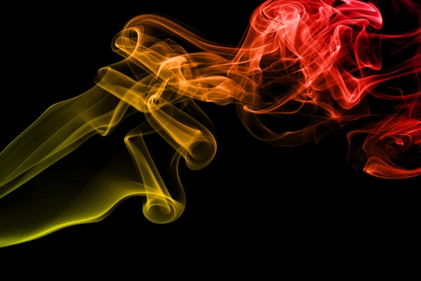 黒の背景に分離された色付きの煙 — ストック写真