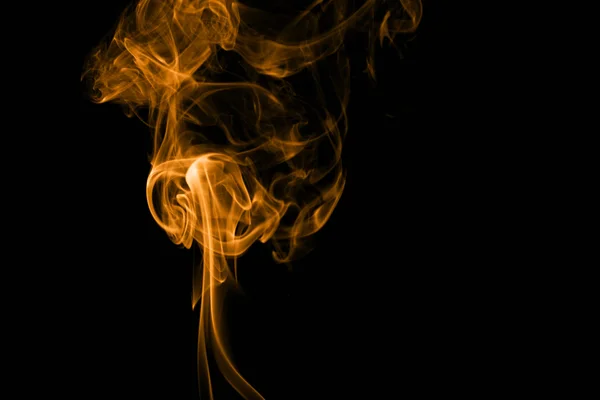 オレンジ火黒い背景上の煙 — ストック写真