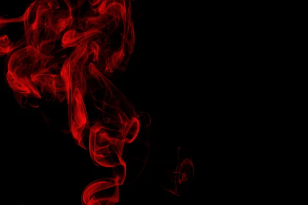 黒い背景の赤い煙 — ストック写真