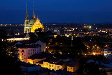 Işıklı Aziz peter ve paul Katedrali, gece, brno