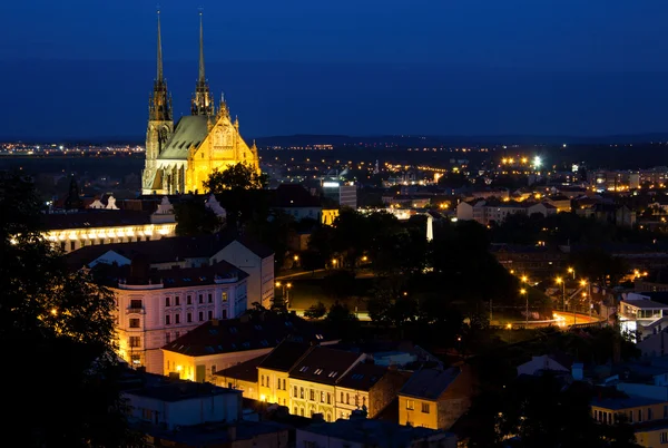 Iluminada Catedral de São Pedro e Paulo à noite, Brno — Fotografia de Stock