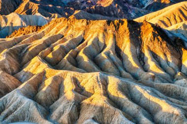 Kaliforniya, Sunset 'teki Ölüm Vadisi Ulusal Parkı' ndaki Zabriskie Point 'ten Çorak Topraklar manzarası 