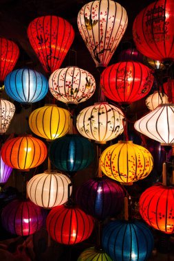 Karanlıktaki Renkli Parlak Fenerler