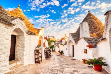 Güneşli bir günde Alberobello, Puglia, İtalya 'da Parlak Mavi Gökyüzü ile ünlü Trulli Evleri  