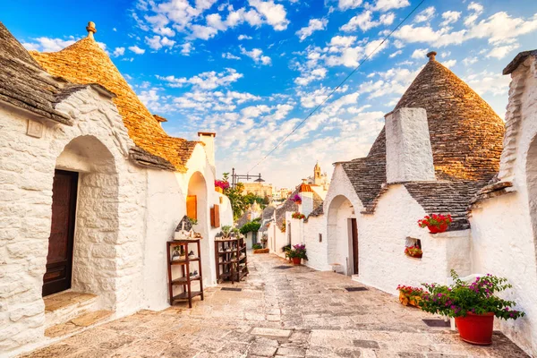 Güneşli bir günde Alberobello, Puglia, İtalya 'da Parlak Mavi Gökyüzü ile ünlü Trulli Evleri  