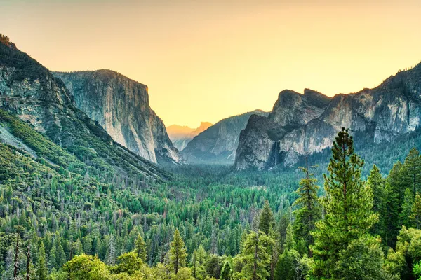 Vista Iluminada Del Valle Yosemite Desde Entrada Del Túnel Valle —  Fotos de Stock