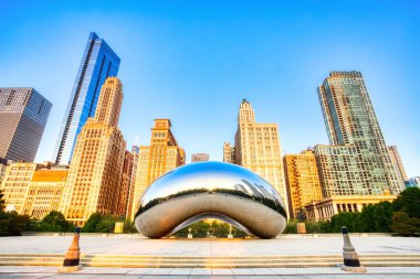 Chicago - 3 Eylül 2015 'te Chicago' da Millennium Park 'taki Bulut Kapısı. Bulut Kapısı, Chicago Caz Festivali 'nin (3 Eylül - 6 Eylül 2015) önemli bir turistik merkezi ve kapısıdır.)