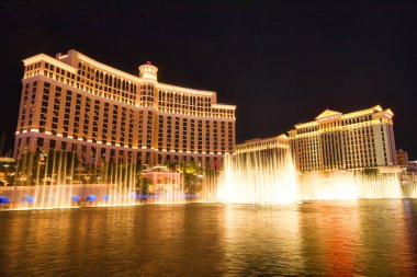 LAS VEGAS, ABD - 3 Ekim 2019 'da Las Vegas, ABD' de Bellagio Otel ve Kumarhanesi önünde fıskiye gösterisi. Las Vegas dünyanın en iyi turizm merkezlerinden biridir..  