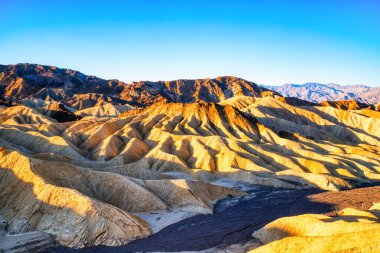 Kaliforniya, Sunset 'teki Ölüm Vadisi Ulusal Parkı' ndaki Zabriskie Point 'ten Çorak Topraklar manzarası      