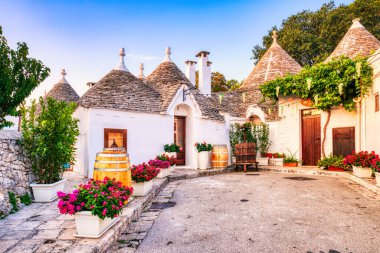 Güneşli bir günde Alberobello, Puglia, İtalya 'da Parlak Mavi Gökyüzü ile ünlü Trulli Evleri