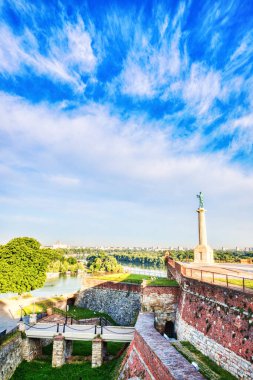 Belgrad ve Sırbistan 'ın güneşli bir gününde Kalemegdan Kalesi ve Victor Anıtı