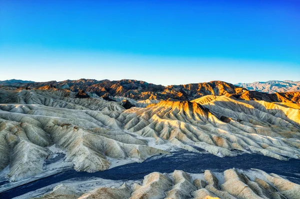 カリフォルニア州サンセットのデスバレー国立公園のZabriskie Pointからのバッドランズビュー — ストック写真