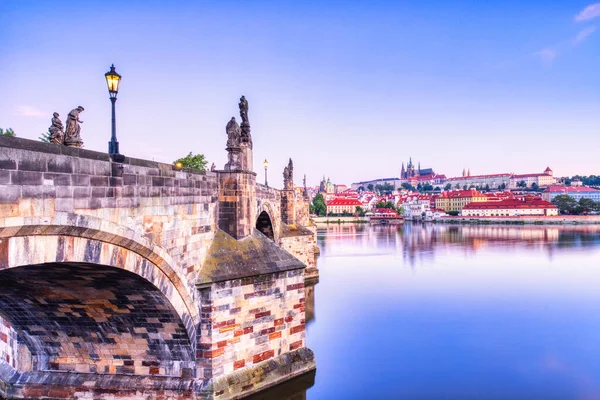 Иллюминированный Карлов Мост Городе Дуск Чехия — стоковое фото