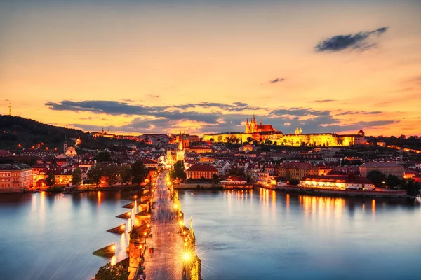 Vista Aérea Ponte Iluminada Charles Crepúsculo Praga República Checa — Fotografia de Stock