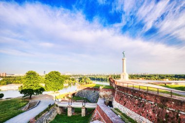 Belgrad ve Sırbistan 'ın güneşli bir gününde Kalemegdan Kalesi ve Victor Anıtı