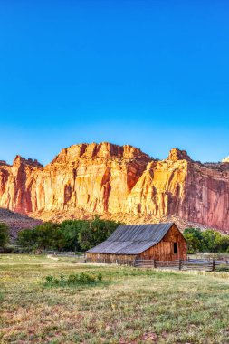Sunset, Capitol Reef National Park, Utah, ABD 'de Fruita' daki Monumental Old Barn ile manzara