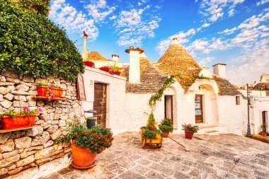 Güneşli bir günde Alberobello, Puglia, İtalya 'da Parlak Mavi Gökyüzü ile ünlü Trulli Evleri 