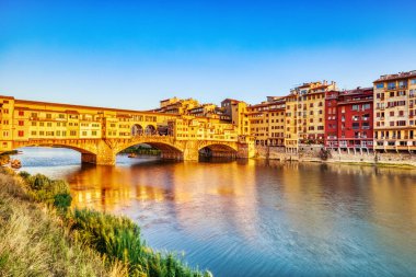 Arno Nehri, Floransa, İtalya 'da Ponte Vecchio Köprüsü üzerinde Altın Gün Batımı Yansıması