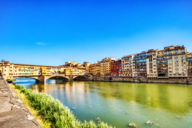 Ponte Vecchio Köprüsü Arno Nehri, Floransa, İtalya 'da Yansımalı Güneşli Gün 