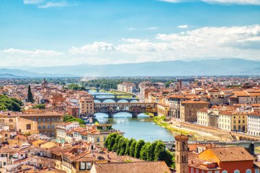 İtalya 'da Güneşli bir günde Ponte Vecchio Köprüsü Florence Aerial Manzarası