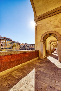 Ponte Vecchio Köprüsü Arno Nehri, Floransa, İtalya 'da Yansımalı Güneşli Gün
