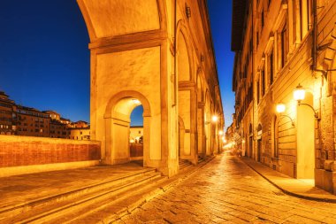 Ponte Vecchio Köprüsü 'nü Dusk, Floransa, İtalya' daki Arno Nehri Yansıması ile aydınlatmış. 