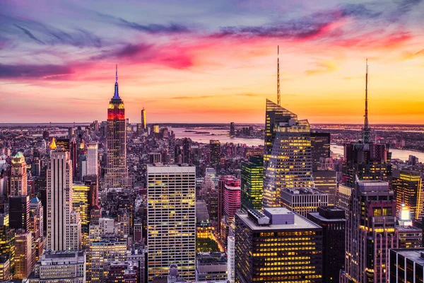 纽约市中心的空中景观在令人惊奇的日落 — 图库照片